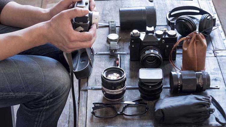 照相机、镜头、耳机和手表都属于私人财产.